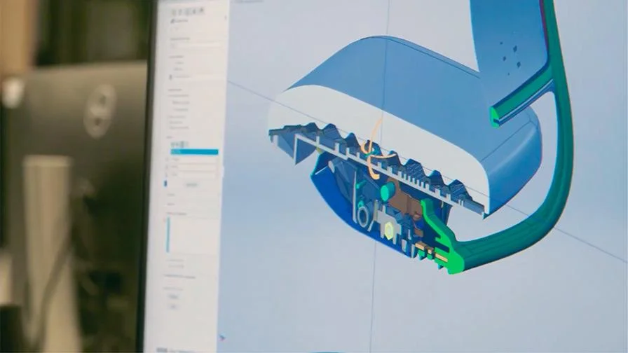 3D model průřezu sedáku kancelářské židle Orangebox na monitoru při navrhování